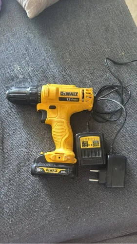 Parafusadeira Furadeira Bateria 12V Bivolt DCD700LC1 Dewalt