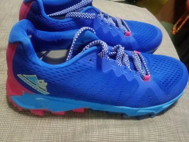 Tênis Montrail, importado para trilha 