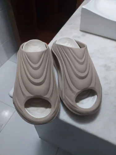 Chinelo replica Kanye west