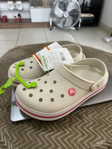 Sandália Original Crocs Crocband Bege com Melancia 35