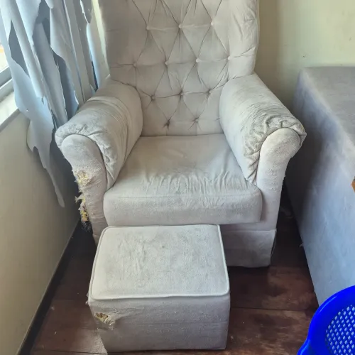 Poltrona de balanço com puff