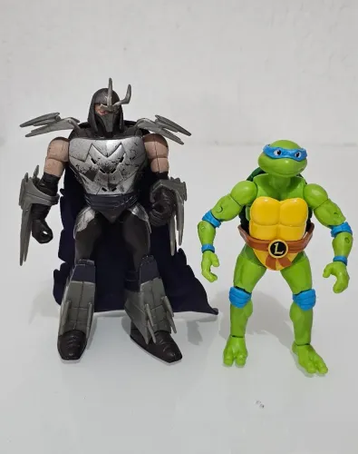 Bonecos Colecionáveis Shredder e Leonardo - TMNT