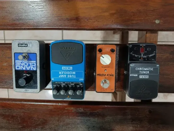 Kit com 4 Pedais de Guitarra - Electro-Harmonix + Behringer + Clark