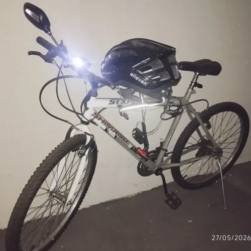 Bicicleta aro 26 linda com capacete farol super LED na frente e pisca pisca traseiro 