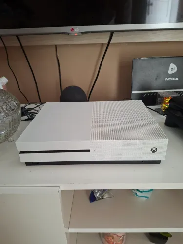 XBOX ONE S + 2 CONTROLES + JOGO - 1TB