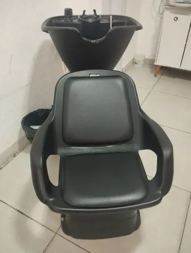 Lavatório de cabelo, fixo. Semi novo. Ótimo estado de conservação. Pouco usado.