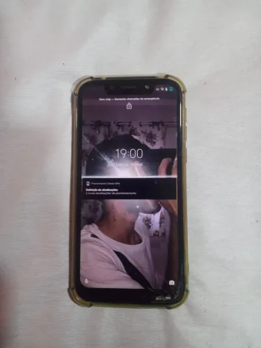 Moto g7 play, pra fazer delivery, detalhe na tela e sem os botões, só liga pela digital.