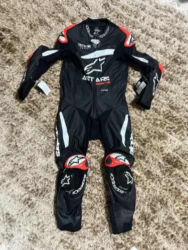 Macacão Alpinestars Gp Plus V4 - Preto/branco/laranja - Tamanho 48
