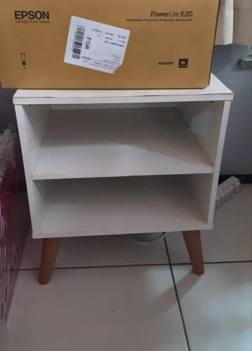 Criado-mudo/mesa de cabeceira, branco com pés palito e 2 nichos