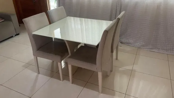 Mesa de jantar quadrada - 1x1 m + 4 Cadeiras