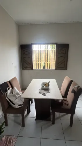 Conjunto de mesa com 4 cadeiras