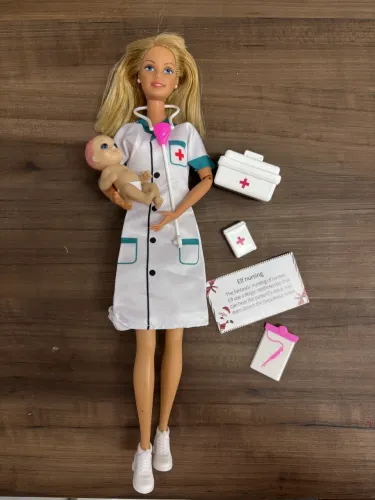 Barbie pediatra Happy family com bebê