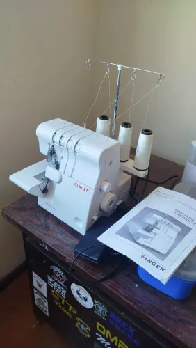 Máquina overloque Singer semi-nova 220v