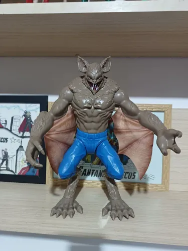 Morcego Humano 30 cm original marca Hasbro 