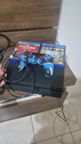 Ps4 usado, acompanha: drips nos analógicos e capa protetora. Jogos disco:gta5 e spider man