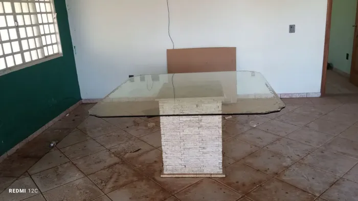 Mesa com tapão de vidro com base em mármore travertino