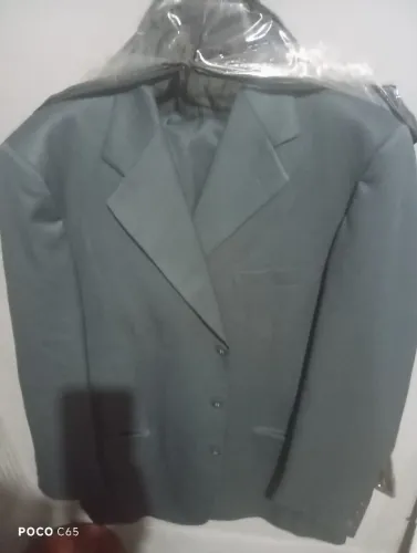 Vendo conjunto de terno cinza semi novo tamanho 46