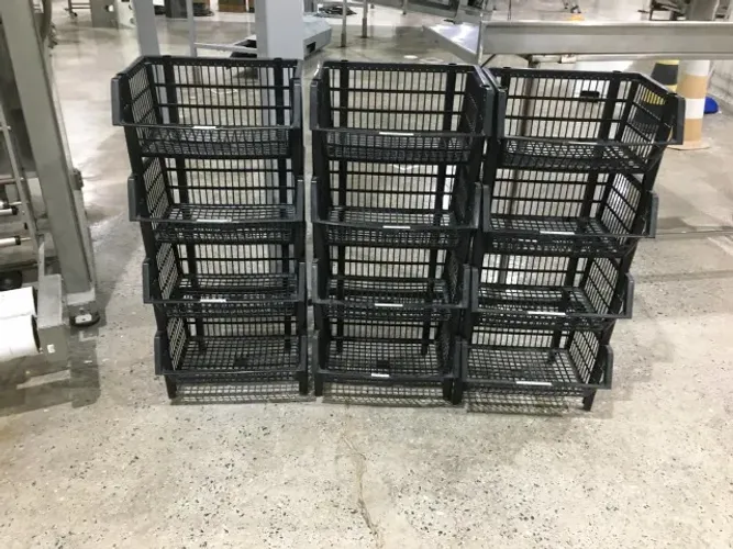 Conjunto de Cestos Expositor Plástico - Total de 12 cestos médios empilháveis.