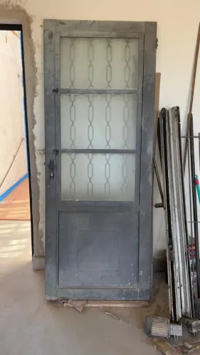 Porta de ferro com vidro - 0,8 x 2,10 m