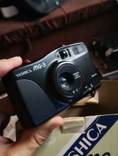 camera analógica Yashica MG-3 na caixa com manual