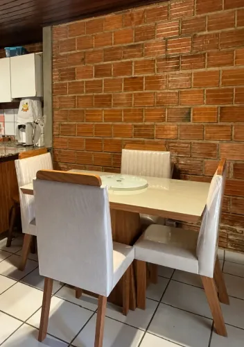 Mesa com 4 cadeiras ainda no plástico 