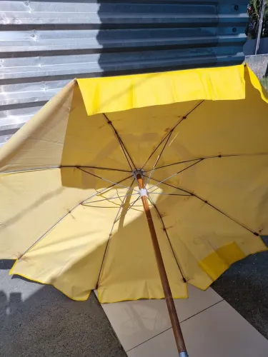 Guarda sol amarelo 
