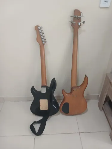 Vendo este instrumento Musical guitarra/contrabaixo/teclado 