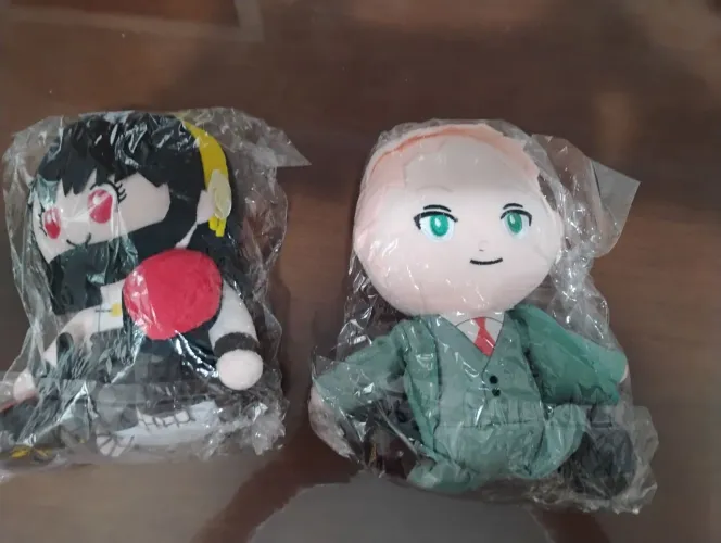 Kit 2 bonecos de pelúcia espião e família