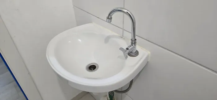 Lavatório pia de porcelana com torneira banheiro