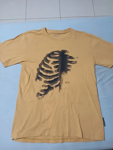 Camisa streetwear da MCD estampa frontal de ossos em preto