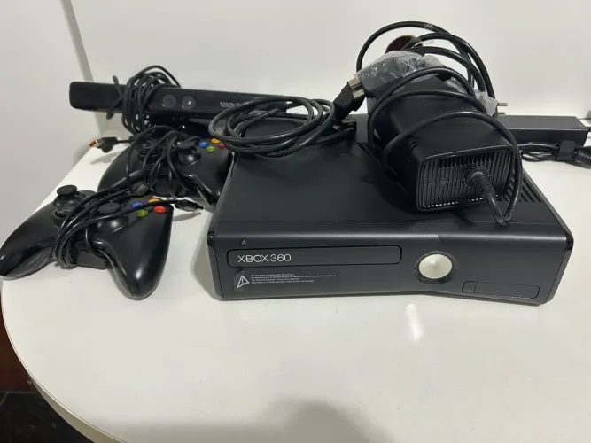 Xbox 360 bloqueado + 2 controles e 1 kinect + 1 pendrive c/ 27 jogos