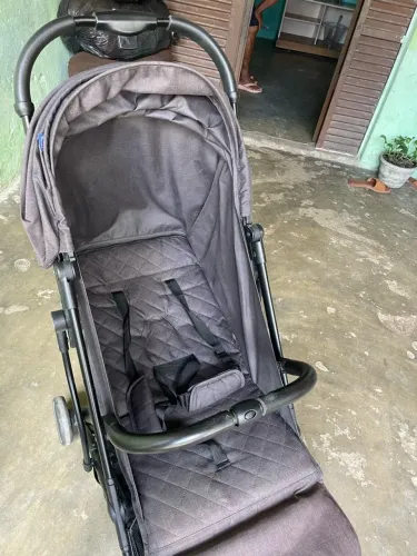 Carrinho de bebê de passeio da marca Chico