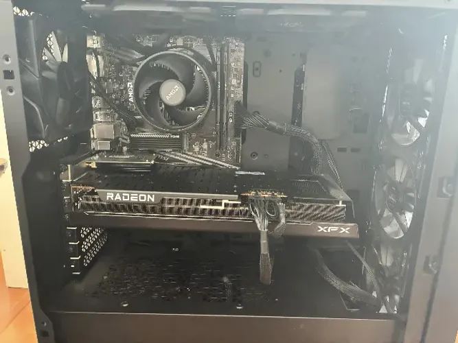 PC Gamer, desktop, 32GB de RAM, CPU: AMD Ryzen 5 5600GT GPU: AMD RX 7800-XT