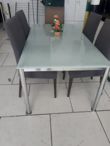 Mesa com tampo de vidro, 2,00x1,00, com 5 cadeiras com estofado, de madeira maciça.
