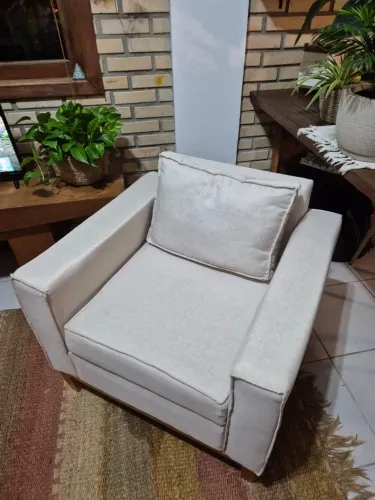 Poltrona Nina Retro Tecido Linho Cor Bege