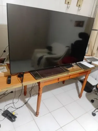 Vendo duas televisões com 49" e 55"