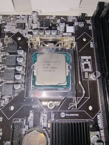 Dois processadores Intel i5 2500 LGA 1155 e Intel i3 7100 LGA 1151