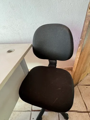 Vendo cadeira de escritório com rodinhas