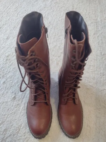 Bota de couro caramelo com cadarço, chiquíssima e super confortável. - 650