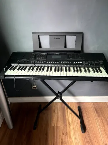 Teclado Yamaha PSR-E463 (Praticamente Novo) + Suporte + Porta Partitura