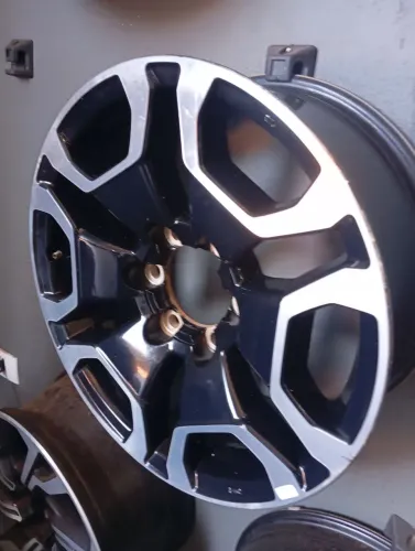 Uma roda Original da Hilux srx aro 18