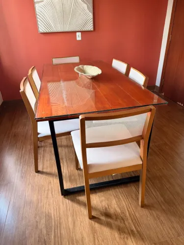 Mesa de madeira com jogo de 6 cadeiras