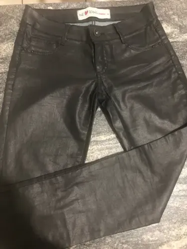 Calça jeans resinado tipo couro 