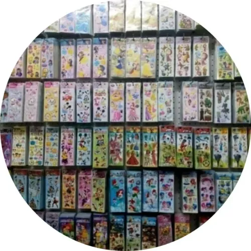 Pacote com 100 cartelas de adesivos com temas variados e aleatorios menina e menino