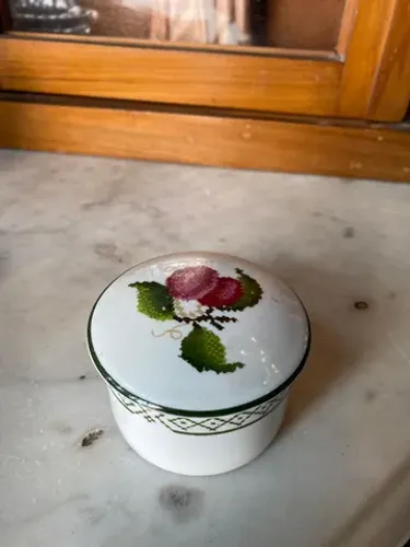 Antigo pequeno porta jóias em porcelana.