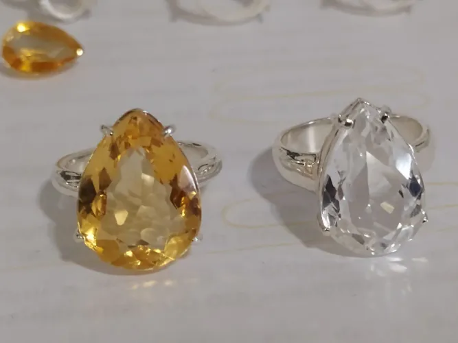 Anéis com Pedras Naturias em Prata - CITRINO e CRISTAL Naturais facetados sem inclusões.