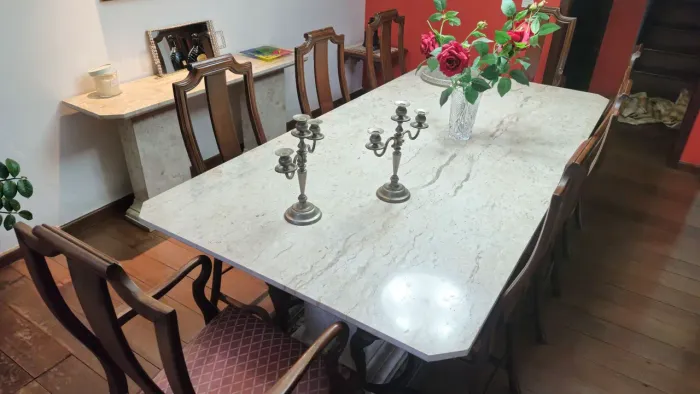 Mesa de Jantar Marmore de 8 lugares mais aparador de marmore. 