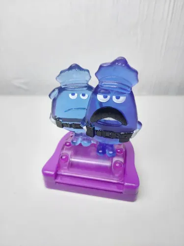 Brinquedo Divertidamente 2 "Guardas: Frank e Dave" Colecionável McDonald's 2024