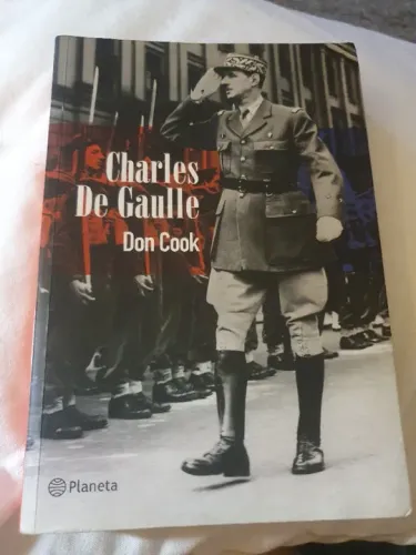  Livro sobre a segunda guerra e o ex presidente Francês Charles De Gaulle 