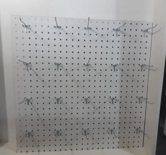 Painel Eucatex perfurado 60 x 60cm -4.5mm com ganchos 